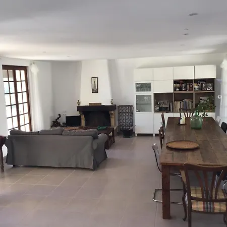 Tranquil Vineyard Villa, Berlou, Cleaning Included